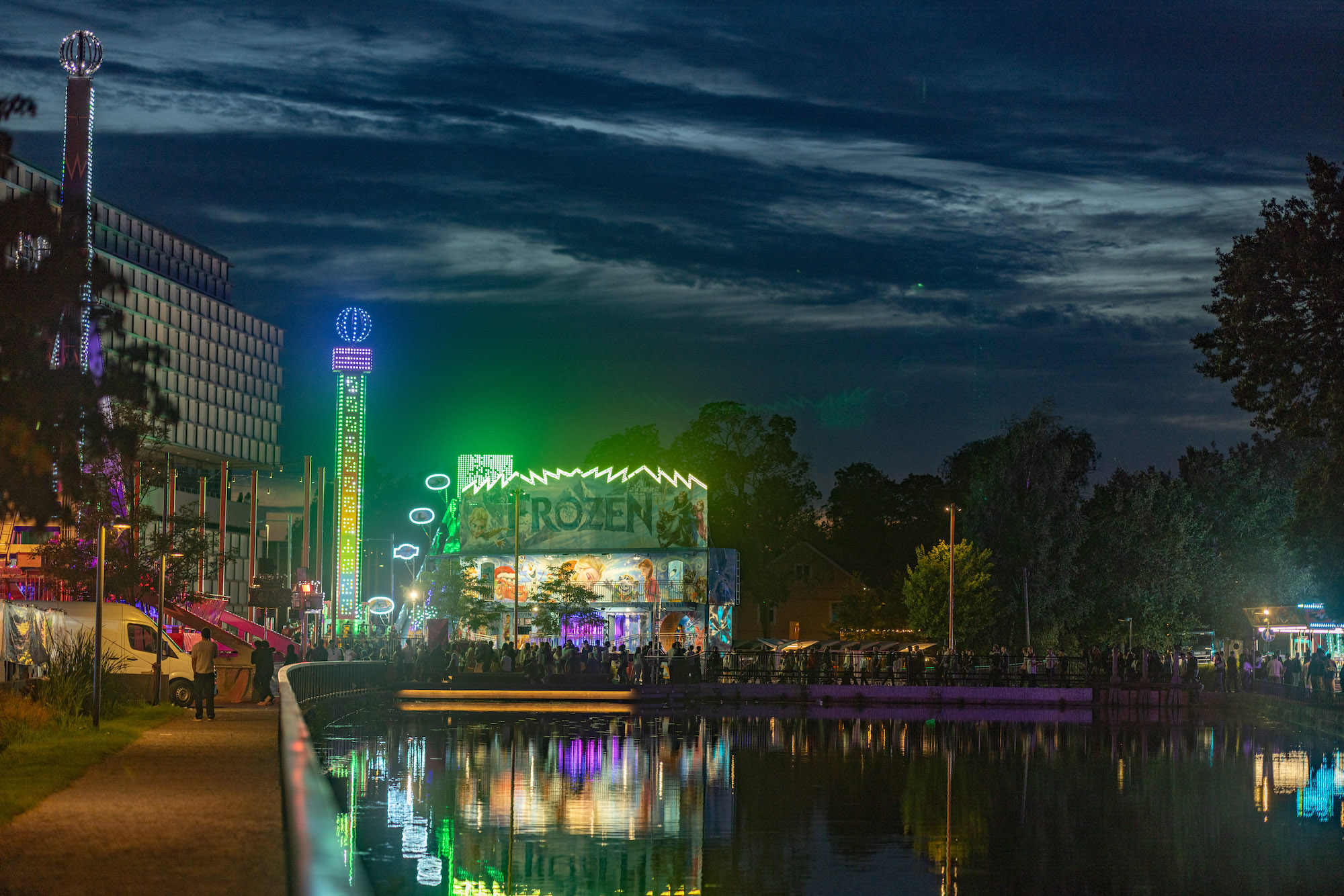 Tivoli utanför MDU i nattljus i Eskilstuna under på Eskilstunafesten.
