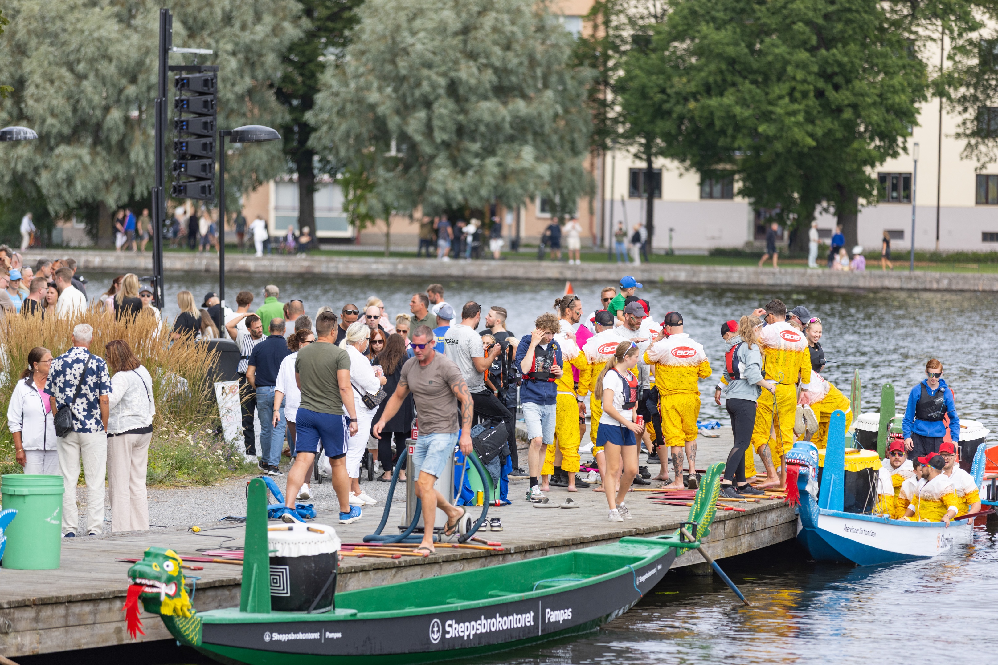 Tivoli utanför MDU i nattljus i Eskilstuna under på Eskilstunafesten.