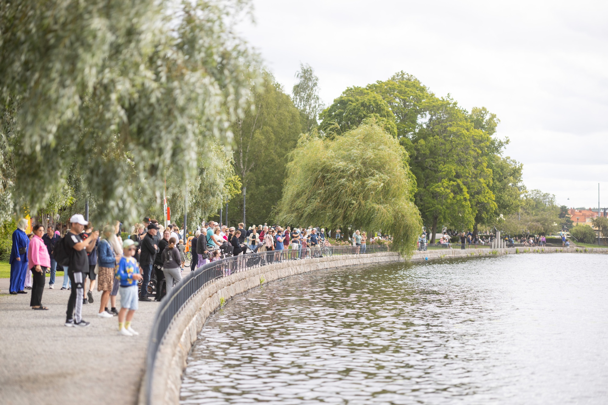 Människor vid Eskilsunaån under på Eskilstunafesten.