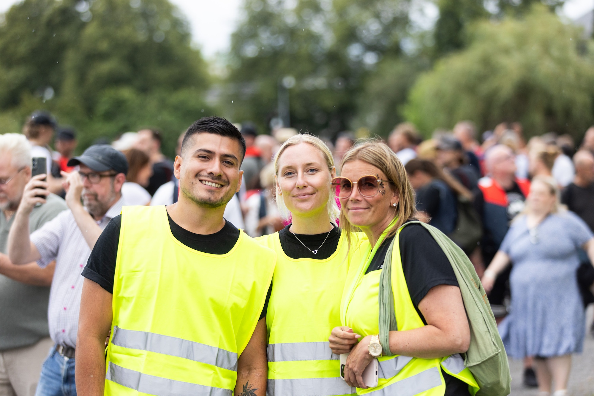 Tre glada volontärer på på Eskilstunafesten.